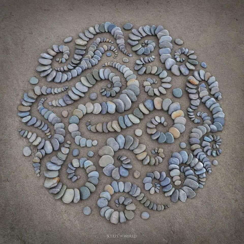 land art en galet sur une plage représetant un serpent